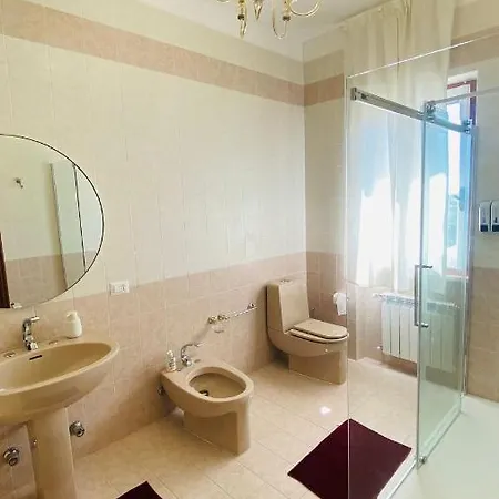 Flora Πανσιόν Luni