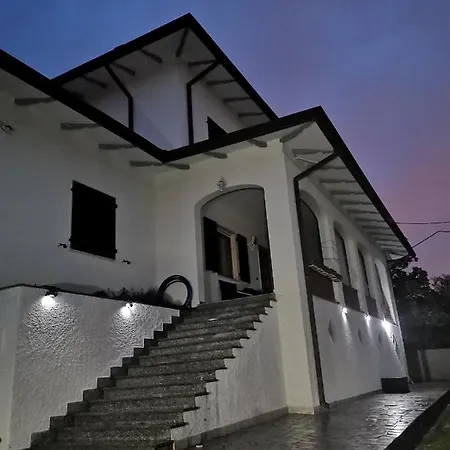 Flora Πανσιόν Luni